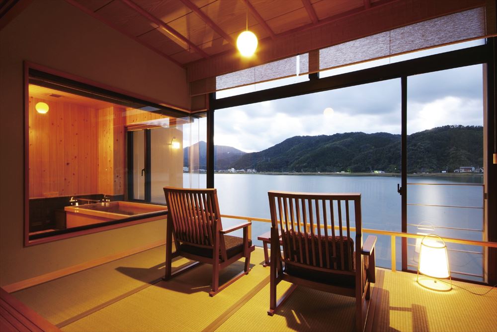 城崎 円山川温泉 銀花_2階和室の広縁。窓外に広がる景色と川のせせらぎに癒されます。